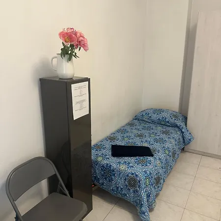 Δωμάτια σε οικογενειακή κατοικία Stanza Privata Per 4 *